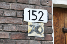 909252 Afbeelding van het huisnummerbordje 152 aan de gevel van het huis Jan van Scorelstraat 152 te Utrecht, met ...